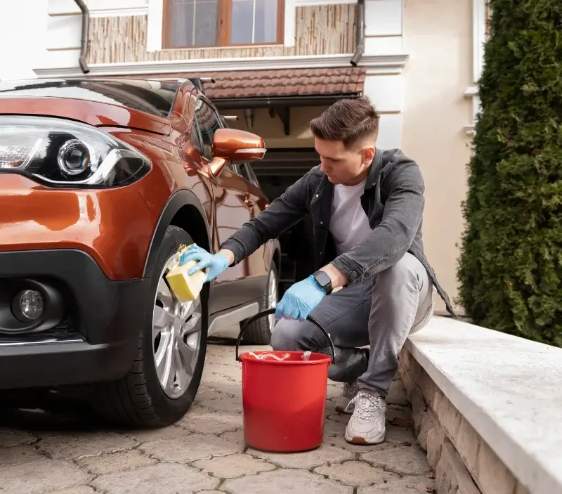 Lavage auto à domicile Avèze : professionnel intervenant sur un véhicule